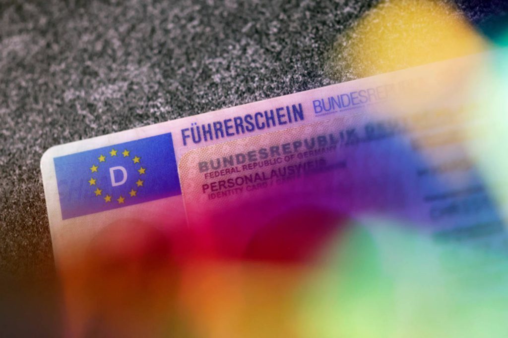 Neue Regel beim Führerschein kommt – EU beschließt Fahrverbots-Hammer!