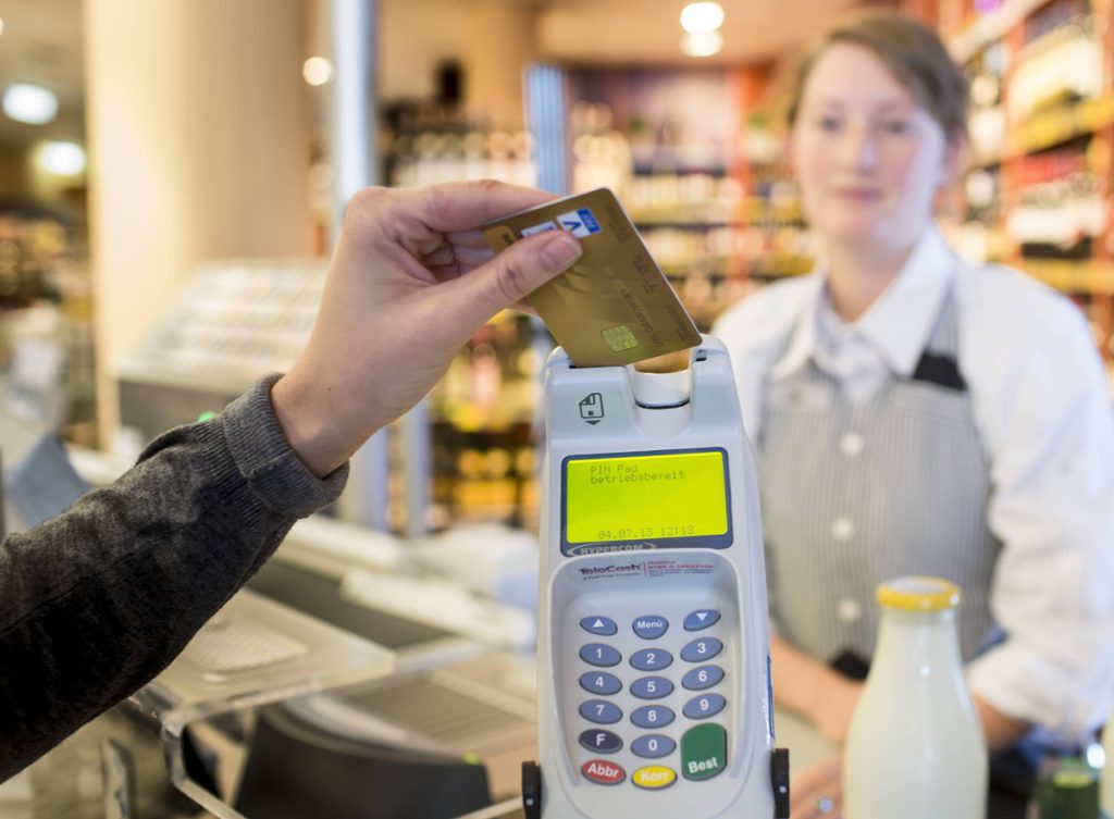 Kunden wollen bei Aldi, Rewe und Co. mit Girocard bezahlen – Änderung an der Kasse