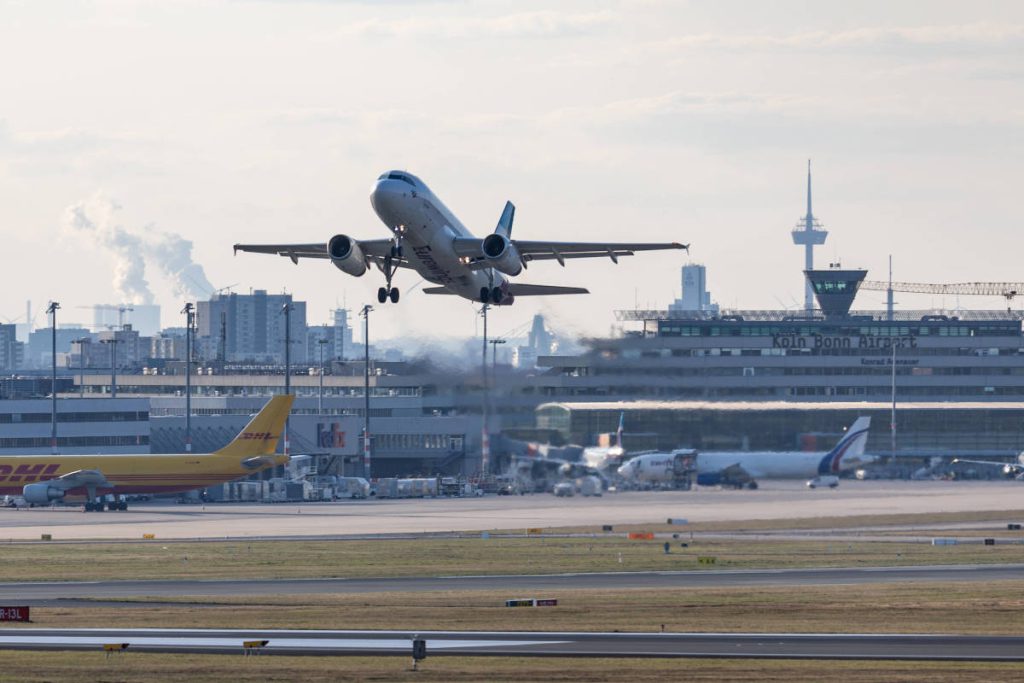 Tentativo di imbarco fallito all&#039;aeroporto di Colonia/Bonn: un uomo fermato dalla polizia federale prima di partire per la Turchia

Approfondimento
L&#039;incidente è avvenuto all&#039;aeroporto di Colonia/Bonn, dove l&#039;uomo aveva intenzione di prendere un volo per la Turchia. La polizia federale è intervenuta prima che l&#039;aereo potesse decollare, bloccando l&#039;imbarco dell&#039;uomo.

Possibili Conseguenze
La fermata dell&#039;uomo da parte della polizia federale potrebbe avere conseguenze legali e finanziarie per lui. Potrebbe dover affrontare multe o altre sanzioni a seconda della motivazione della sua fermata. Inoltre, potrebbe subire ripercussioni sul suo stato di viaggio e sulla sua libertà di movimento.

Opinione
Non è possibile esprimere un&#039;opinione in questo caso, poiché non ci sono informazioni sufficienti sulle motivazioni della fermata dell&#039;uomo. È importante attendere ulteriori dettagli prima di formulare un giudizio. Tuttavia, è chiaro che la polizia federale ha agito in base a informazioni o sospetti specifici.

Analisi Critica dei Fatti
I fatti noti sono che un uomo è stato fermato dalla polizia federale all&#039;aeroporto di Colonia/Bonn prima di imbarcarsi su un aereo per la Turchia. La motivazione di questa azione non è stata resa pubblica, ma è probabile che sia legata a questioni di sicurezza o a violazioni delle norme di viaggio.

Relazioni con altri fatti
Non ci sono informazioni disponibili su possibili collegamenti con altri eventi o incidenti. L&#039;incidente sembra essere un caso isolato, ma non si può escludere la possibilità di una connessione con altri fatti o indagini in corso.

Contesto storico
Non ci sono informazioni disponibili su un contesto storico specifico che possa essere rilevante per questo incidente. La fermata dell&#039;uomo sembra essere un evento isolato, ma potrebbe essere utile considerare il clima di sicurezza e le norme di viaggio attuali per comprendere meglio le motivazioni dell&#039;azione della polizia.

Fonti
La fonte di questo articolo è il sito della fonte rss. Per ulteriori informazioni, si prega di visitare il sito web originale.