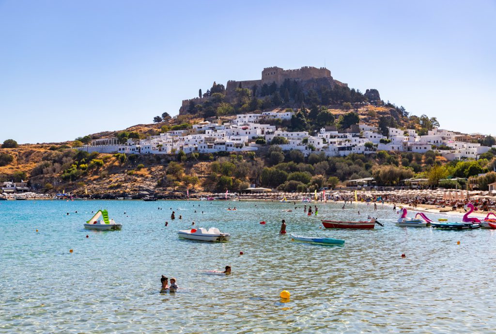 Rodi si apre ai turisti con prezzi più bassi per le sdraio sulla spiaggia: una notizia che potrebbe rivoluzionare il turismo greco