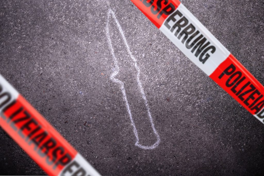 Tragedia in famiglia in NRW: un uomo accusato di omicidio del padre con coltellate multiple