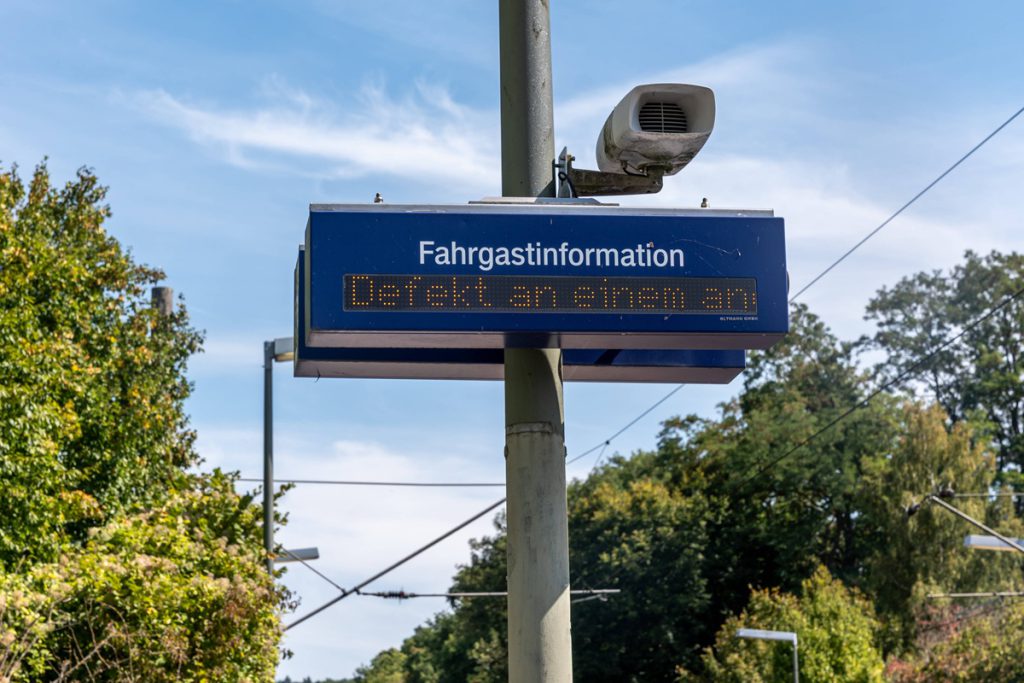 Problema tecnico alla stazione di Krefeld: disagi per i pendolari a causa di un difettoso sistema di controllo dei binari

Introduzione
Un problema tecnico alla stazione di Krefeld, in Nord Reno-Westfalia (NRW), sta causando notevoli disagi ai pendolari. La causa del problema è un sistema di controllo dei binari difettoso.

Approfondimento
Il difetto al sistema di controllo dei binari alla stazione di Krefeld ha comportato la cancellazione di diversi treni e ritardi significativi. Questo problema persiste anche venerdì 31 ottobre.

Possibili Conseguenze
I pendolari potrebbero dover affrontare ulteriori ritardi e cancellazioni di treni fino a sera, a causa del malfunzionamento del sistema di controllo dei binari.

Opinione
Purtroppo, situazioni come questa possono generare frustrazione e disagio tra i passeggeri che si affidano ai treni per spostarsi.

Analisi Critica dei Fatti
Il problema tecnico alla stazione di Krefeld sottolinea l&#039;importanza di una manutenzione regolare e di un controllo efficace degli impianti ferroviari per evitare interruzioni del servizio.

Relazioni con altri fatti
Questo incidente può essere messo in relazione ad altri eventi di malfunzionamento dei sistemi di controllo dei binari in diverse parti del paese, evidenziando la necessità di investimenti nella manutenzione e nella modernizzazione delle infrastrutture ferroviarie.

Contesto storico
La storia dei trasporti ferroviari in Germania è caratterizzata da una lunga tradizione di efficienza e puntualità. Tuttavia, incidenti come questo dimostrano che ci sono ancora sfide da superare per mantenere gli standard di qualità attesi.

Fonti
La fonte di questo articolo è RSS-Fonte, un sito di notizie che fornisce aggiornamenti in tempo reale su eventi di attualità.