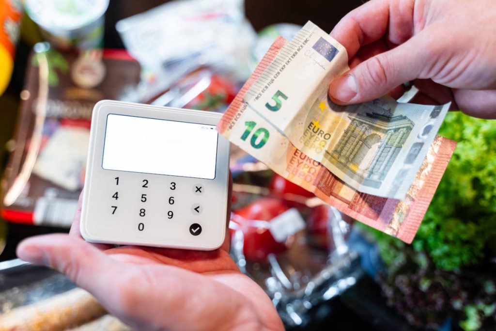 Bargeld vor dem Aus? Unaufhaltsamer Trend beim Bezahlen