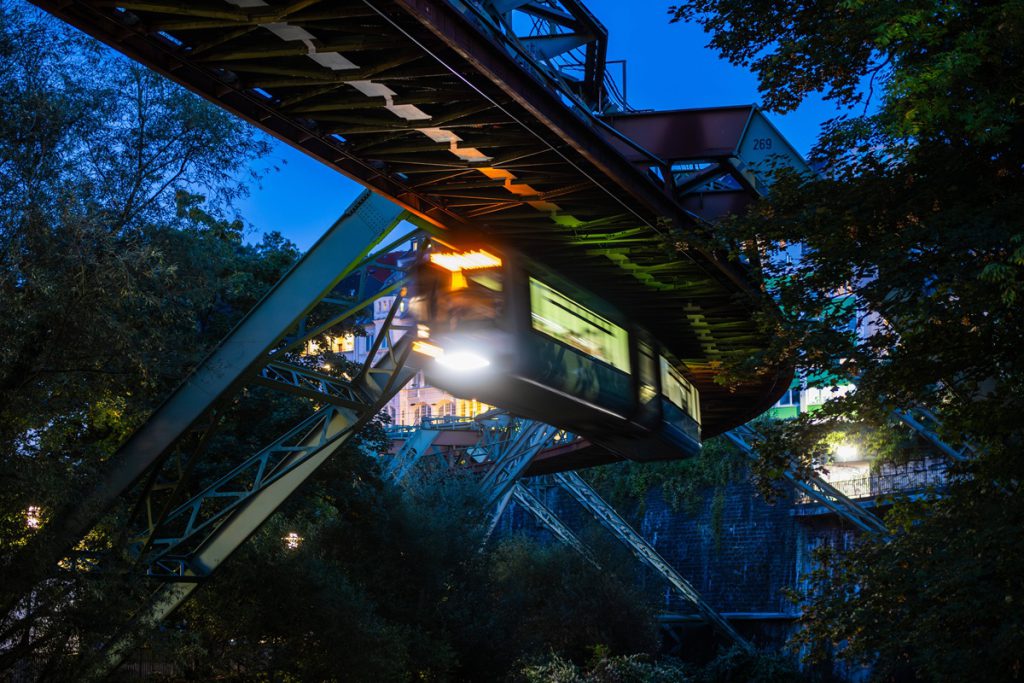 Schüsse auf die Wuppertaler Schwebebahn! Betreiber stoppt sofort alle Züge  – „Angriff auf unser Wahrzeichen!“