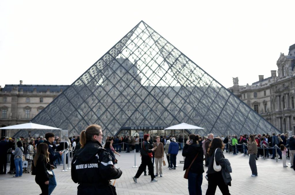 Furto al Louvre di Parigi: due arresti e un&#039;indagine in corso per il recupero dei gioielli rubati