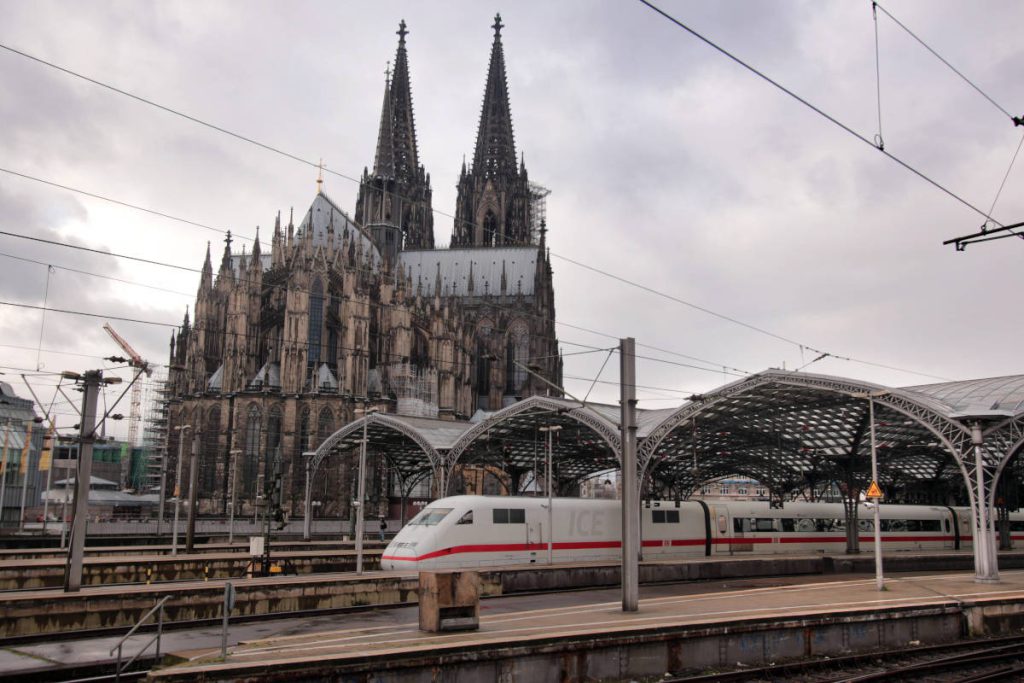 Stundenlanges Bahn-Chaos in NRW! Defektes Stellwerk bei Köln