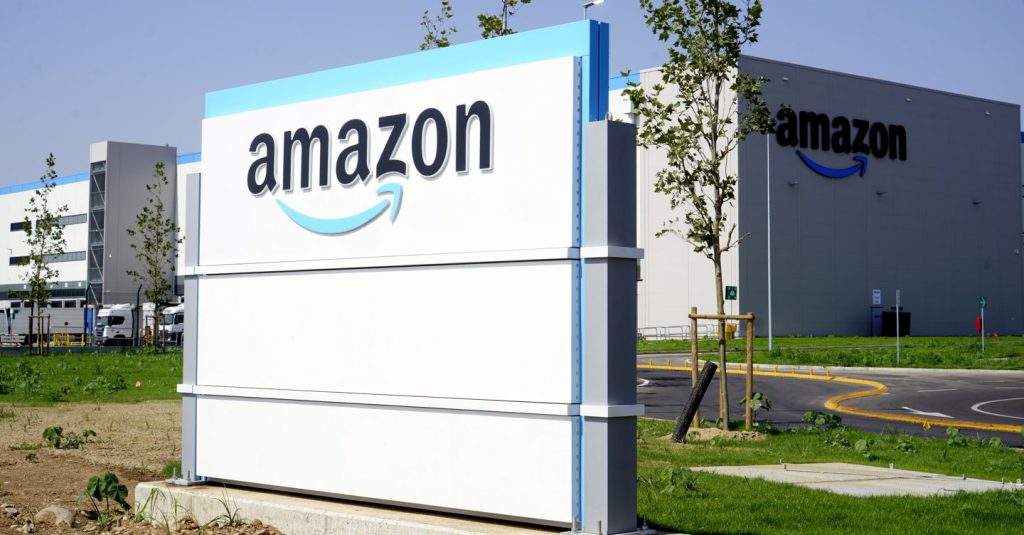 Riduzione del personale Amazon: 14mila posti di lavoro a rischio a causa dell&#039;automatizzazione e della trasformazione digitale

Introduzione
Amazon, il gigante dell&#039;e-commerce, ha annunciato un significativo ridimensionamento del proprio organico. A partire da oggi, la società procederà al taglio di circa 14mila posti di lavoro. Questa decisione segue un periodo di intense assunzioni durante la pandemia di COVID-19, quando l&#039;azienda aveva necessità di aumentare la propria capacità di risposta alla crescente domanda online.

Approfondimento
Il cambio di rotta di Amazon sembra essere motivato dall&#039;introduzione sempre più massiccia dell&#039;intelligenza artificiale nei processi aziendali. L&#039;automatizzazione di molti compiti, resa possibile dalle tecnologie di intelligenza artificiale, potrebbe aver reso alcuni ruoli meno necessari, portando così alla decisione di ridurre il numero di dipendenti.

Possibili Conseguenze
Il taglio dei posti di lavoro potrebbe avere conseguenze significative sia per i dipendenti coinvolti che per l&#039;economia in generale. I lavoratori che perderanno il loro posto potrebbero dover fronteggiare una difficile ricerca di nuovo impiego, mentre l&#039;azienda dovrà gestire il processo di transizione e riorganizzazione.

Opinione
La decisione di Amazon riflette la tendenza sempre più diffusa nell&#039;industria tecnologica di affidarsi all&#039;automatizzazione e all&#039;intelligenza artificiale per aumentare l&#039;efficienza e ridurre i costi. Tuttavia, questo trend solleva anche questioni relative all&#039;impatto sociale e alla necessità di politiche che supportino i lavoratori che potrebbero essere lasciati indietro da questi cambiamenti.

Analisi Critica dei Fatti
È importante notare che la decisione di Amazon non è isolata, ma fa parte di un più ampio contesto di trasformazione del mercato del lavoro. L&#039;automatizzazione e l&#039;intelligenza artificiale stanno cambiando la natura del lavoro in molti settori, richiedendo una risposta adeguata da parte delle aziende, dei governi e delle istituzioni educative per garantire che i lavoratori siano preparati per le sfide del futuro.

Relazioni con altri fatti
Il taglio dei posti di lavoro da parte di Amazon si inserisce in un contesto più ampio di riduzioni del personale in diverse aziende tecnologiche. Questo fenomeno è legato alle sfide economiche globali, alla concorrenza sempre più agguerrita nel settore tecnologico e alla necessità di adattarsi alle nuove tecnologie e ai cambiamenti nel comportamento dei consumatori.

Contesto storico
La pandemia di COVID-19 ha accelerato la trasformazione digitale in molti settori, compreso l&#039;e-commerce. Le aziende come Amazon hanno dovuto adattarsi rapidamente per soddisfare la domanda in aumento, assumento personale aggiuntivo per gestire la crescita. Tuttavia, con la normalizzazione della situazione pandemica e l&#039;avanzare dell&#039;automatizzazione, le aziende stanno ora riorganizzando le proprie strutture per affrontare le nuove sfide.

Fonti
La notizia del taglio dei posti di lavoro da parte di Amazon è stata riportata da diverse fonti, tra cui Il Sole 24 Ore e la Repubblica. Per ulteriori informazioni, si consiglia di visitare i siti web ufficiali di queste testate giornalistiche.
