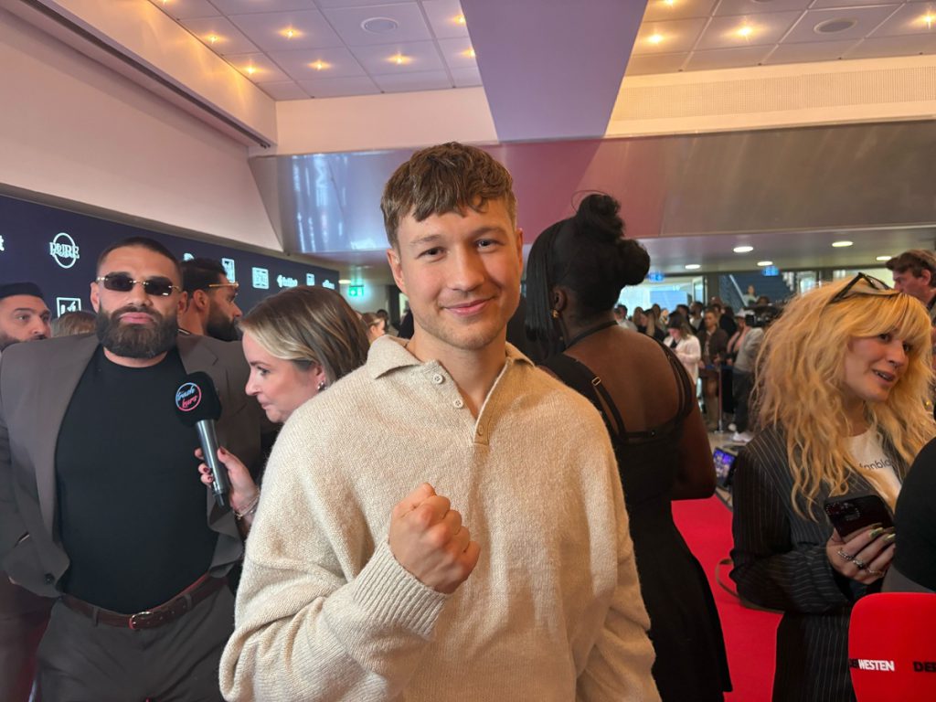 Aggiornamenti sulla coppia di Are You The One: cosa è successo a Oliver Ginkel e Antonia dopo il programma

Approfondimento
La partecipazione di Oliver Ginkel e Antonia al programma &quot;Are You The One?&quot; ha lasciato un&#039;impronta duratura nei cuori dei fan, che continuano a chiedersi cosa sia successo alla coppia dopo la fine dello show. La loro connessione durante il programma era stata molto forte, alimentando le speranze dei fan che la loro storia d&#039;amore potesse continuare anche al di fuori del reality.

Possibili Conseguenze
Se Oliver Ginkel e Antonia sono ancora insieme, potrebbe essere un segno che la loro relazione è più solida di quanto si pensasse inizialmente. Tuttavia, se hanno deciso di separarsi, potrebbe indicare che la loro storia d&#039;amore non era destinata a durare nel tempo. In ogni caso, la loro esperienza nel programma ha dimostrato come i reality show possano influenzare profondamente la vita delle persone coinvolte.

Opinione
Molti fan continuano a sperare che la coppia sia ancora insieme, nonostante la mancanza di informazioni ufficiali. La loro storia d&#039;amore durante il programma era stata molto appassionante e aveva catturato l&#039;attenzione di molti, lasciando un ricordo duraturo tra gli spettatori.

Analisi Critica dei Fatti
La recente dichiarazione di Oli potrebbe essere un indizio che la coppia sia ancora insieme, ma è fondamentale attendere conferme ufficiali prima di trarre conclusioni definitive. È anche possibile che la dichiarazione sia stata fraintesa o presa fuori contesto, il che sottolinea l&#039;importanza di verificare le informazioni attraverso canali ufficiali.

Relazioni con altri fatti
La storia d&#039;amore di Oliver Ginkel e Antonia non è un caso isolato; molti altri partecipanti a programmi di reality TV simili hanno trovato l&#039;amore o hanno avuto esperienze significative durante la loro partecipazione. Ciò dimostra come questi programmi possano avere un impatto profondo sulla vita delle persone coinvolte, andando oltre la semplice intrattenimento.

Contesto storico
&quot;Are You The One?&quot; è un programma di reality TV che ha riscosso un grande successo in molti paesi, grazie alla sua formula unica che consiste nel mettere insieme un gruppo di giovani adulti per vedere se possono trovare l&#039;amore. La sua popolarità ha catturato l&#039;attenzione di milioni di persone, rendendolo uno dei programmi più seguiti e discussi.

Fonti
La fonte di questo articolo è Promiflash. Per ulteriori informazioni e aggiornamenti sulla coppia e sul programma &quot;Are You The One?&quot;, si prega di visitare il sito web ufficiale di Promiflash.