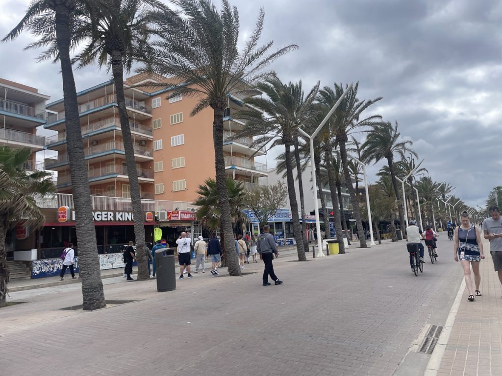 Maiorca sotto attacco: i turisti nel mirino dei truffatori e ladri nella Playa de Palma