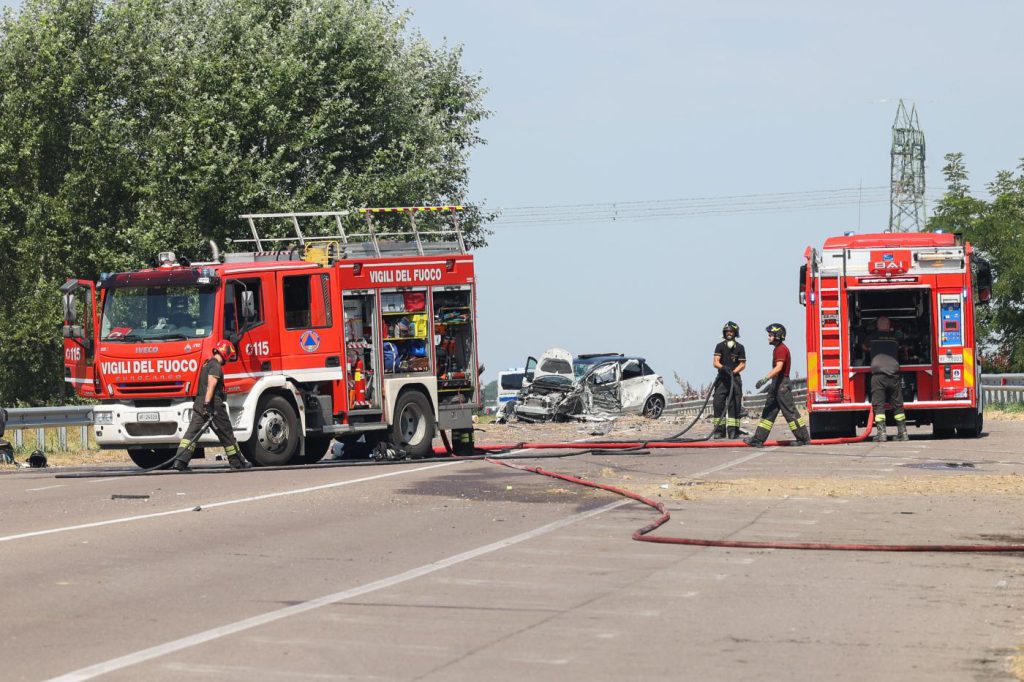 Tragico incidente stradale a Gioiosa Jonica: scontro frontale tra bus e auto, tre morti e indagine in corso