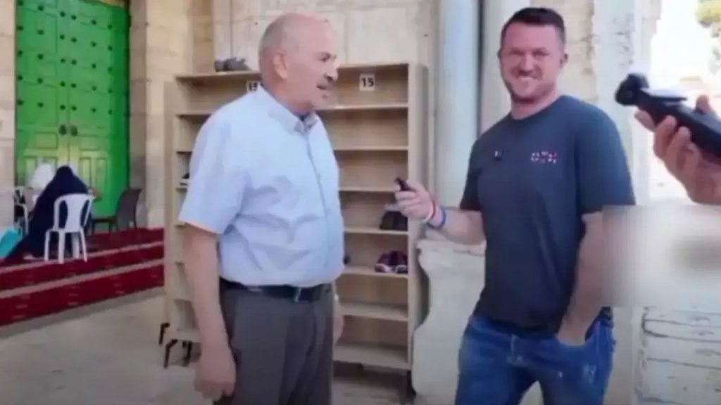 İslam karşıtı Robinson&#039;dan &#039;Mescid-i Aksa&#039;da provokasyon! Müslümanım dedi ayetleri okuyamayınca yakayı ele verdi