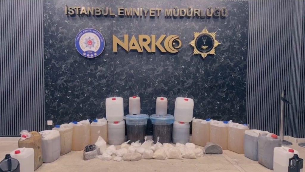 İstanbul&#039;da büyük operasyon! 1 milyon hap, kilolarca uyuşturucu ele geçirildi