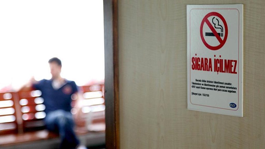 Istanbul intensifica la lotta contro il fumo: 229 milioni di lire di multe a esercizi commerciali