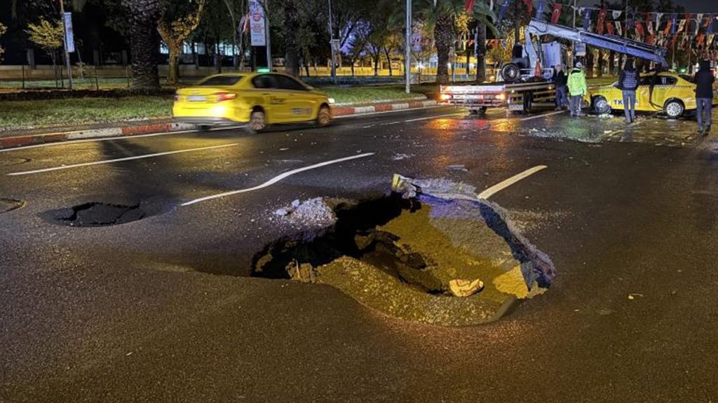 İstanbul&#039;da sağanak etkisi! Vatan Caddesi&#039;nde yol çöktü