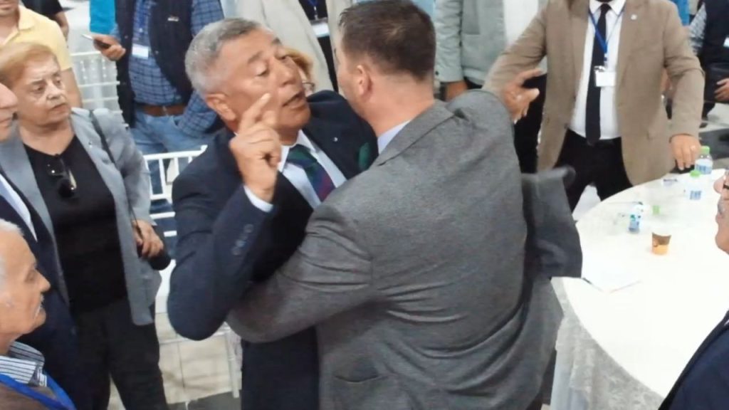İyi Parti kongresinde gerginlik! Kürsüyü devirip birbirlerine girdiler