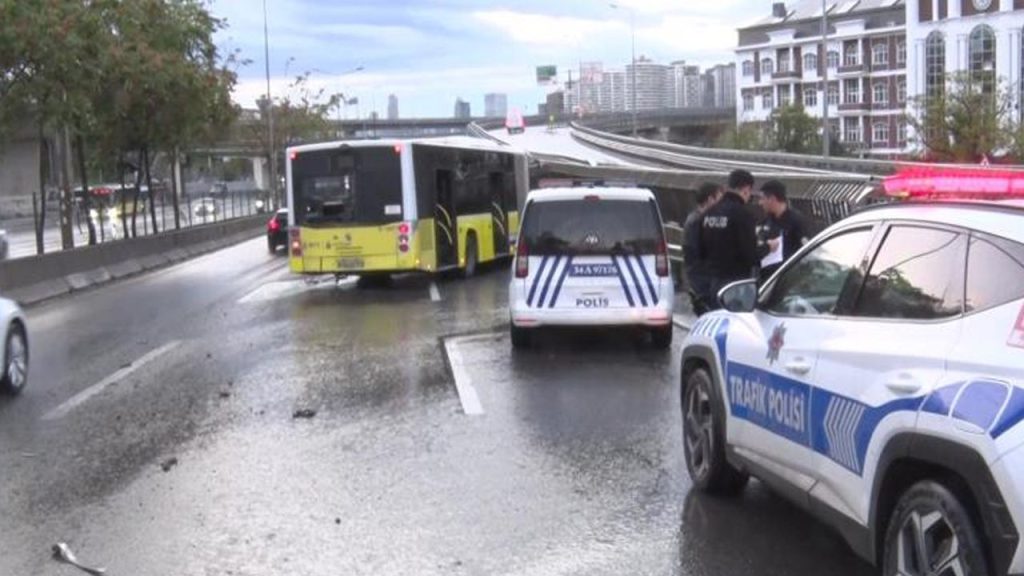 Kadıköy&#039;de İETT otobüsü bariyerlere çarptı, şoför alkollü çıktı! 2 yaralı