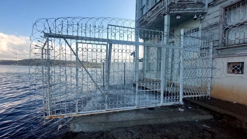 Kandilli&#039;de &#039;sahil yolu&#039; tartışması: Mahalleli ve yalı sahipleri karşı karşıya