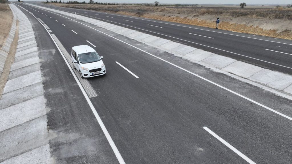 Kara yolunda bu şeridi kullanan &quot;Mehter Marşı&quot; dinliyor