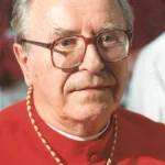 Il coraggio del cardinale Ján Korec: 10 anni dopo la sua morte, un esempio di fede e dedizione

Approfondimento
La vita e il ministero del cardinale Ján Korec sono un esempio di coraggio e dedizione alla fede in un contesto di persecuzione e oppressione. La sua storia è un promemoria della importanza della libertà religiosa e della necessità di proteggere i diritti umani.

Possibili Conseguenze
La morte del cardinale Korec ha avuto un impatto significativo sulla comunità cattolica in Slovacchia e nel mondo. La sua eredità continua a ispirare i credenti a vivere la loro fede con coraggio e convinzione, anche di fronte alle sfide e alle persecuzioni.

Opinione
La storia del cardinale Korec è un esempio di come la fede possa essere vissuta in modo autentico e coraggioso, anche in condizioni di difficoltà e persecuzione. La sua dedizione alla Chiesa e alla sua missione è un modello per tutti i credenti.

Analisi Critica dei Fatti
La vita e il ministero del cardinale Korec sono stati caratterizzati da una forte dedizione alla fede e alla Chiesa. La sua storia è un esempio di come la fede possa essere vissuta in modo autentico e coraggioso, anche in condizioni di difficoltà e persecuzione.

Relazioni con altri fatti
La storia del cardinale Korec è collegata a quella di altri martiri e testimoni della fede che hanno vissuto in condizioni di persecuzione e oppressione. La sua eredità continua a ispirare i credenti a vivere la loro fede con coraggio e convinzione.

Contesto storico
La vita e il ministero del cardinale Korec si sono svolti in un contesto di persecuzione e oppressione, durante il regime comunista in Cecoslovacchia. La sua storia è un esempio di come la fede possa essere vissuta in modo autentico e coraggioso, anche in condizioni di difficoltà e persecuzione.

Fonti
La fonte di questo articolo è CNA (Catholic News Agency), un'agenzia di stampa cattolica che fornisce notizie e informazioni sulla Chiesa cattolica e sugli eventi religiosi nel mondo. L'articolo originale può essere trovato al seguente link: https://www.catholicnewsagency.com/