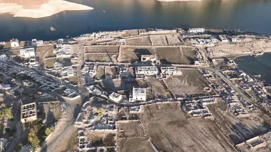 Kars&#039;ta sular 50 metre çekildi, büyük köy ortaya çıktı