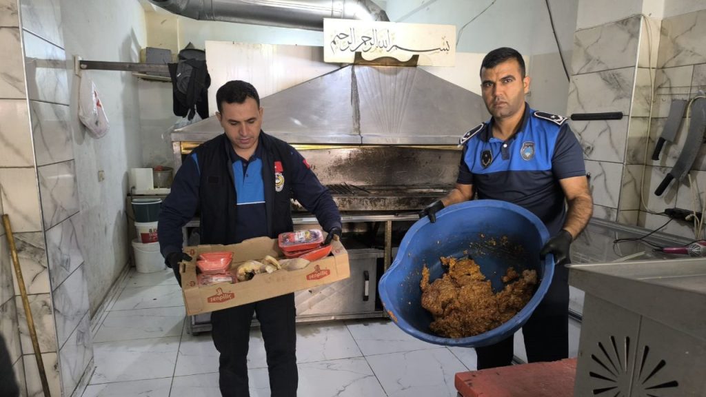 Kebap yapıp vatandaşa yedireceklerdi! Şanlıurfa&#039;da 183 kilogram bozulmuş tavuk eti imha edildi
