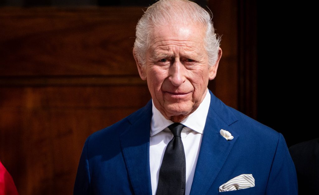 König Charles setzt deutliches Zeichen – es geht um Skandal-Prinz Andrew