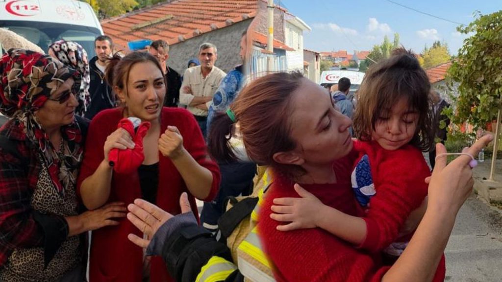 Kütahya&#039;da yürekler ağza geldi! Anne iki çocuğunun hayatını böyle kurtardı