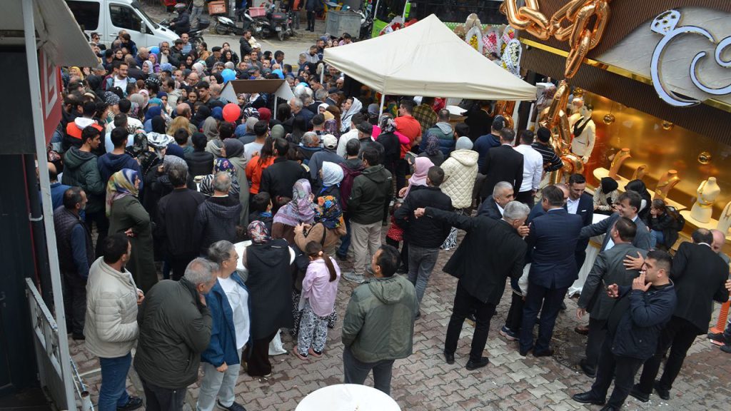 Kuyumcu açılışında bedava altın dağıtıldı! Duyan oraya koştu