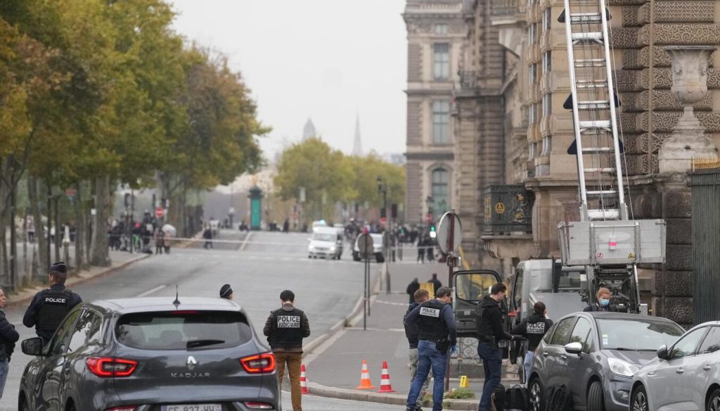Furto al Louvre di Parigi Stima Record di 88 Milioni di Euro per il Bottino Rubato