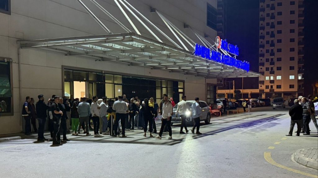 Mersin&#039;de 14 yaşındaki çocuk düğün salonunu kana buladı! Yaralılar var