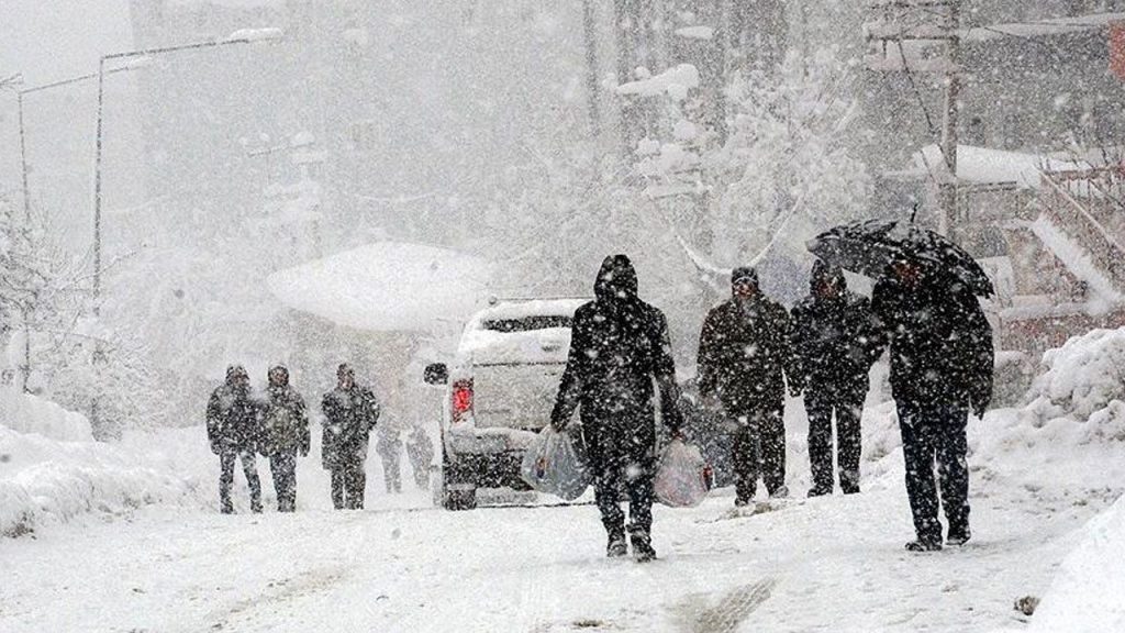 Meteoroloji&#039;den uyarı geldi: Kar yağışı şehir merkezlerine iniyor!