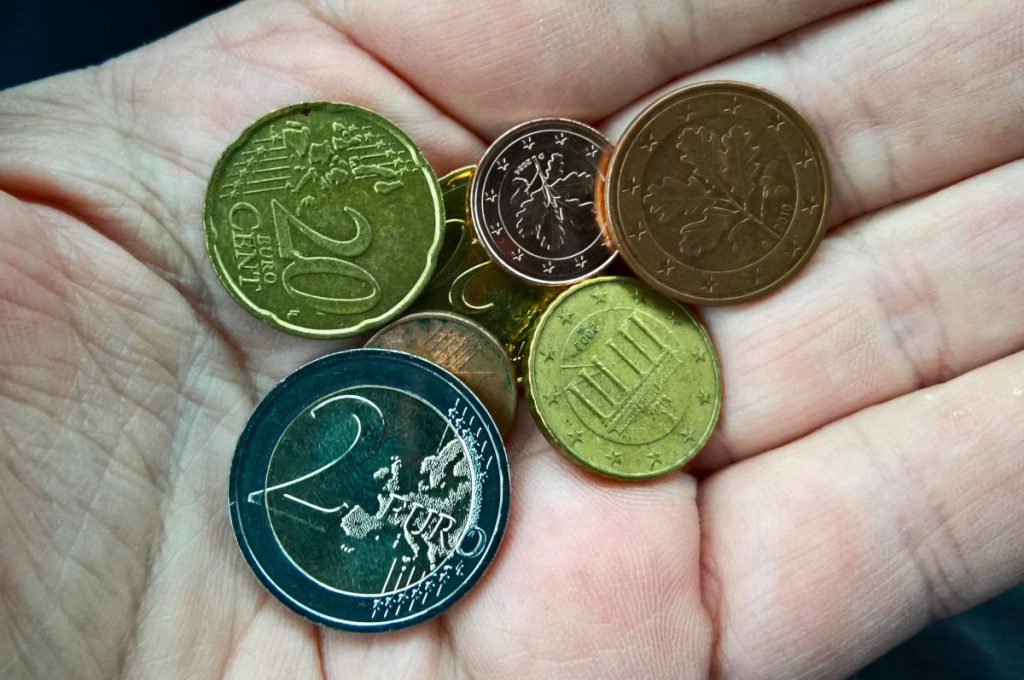 Kunde erhält 2-Euro-Münze an der Supermarkt-Kasse – ein Detail sticht allen sofort ins Auge