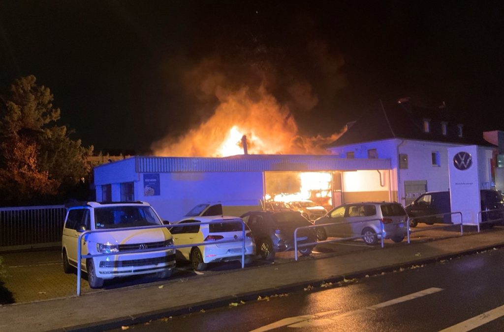 Autos in Mülheim in Flammen ++ Kurz danach bricht das nächste Feuer aus