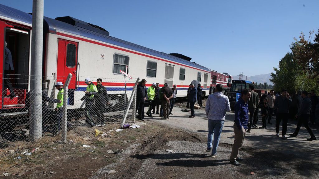 Tragedia a Muş: treno investe servizio di trasporto, 17 studenti feriti in incidente stradale