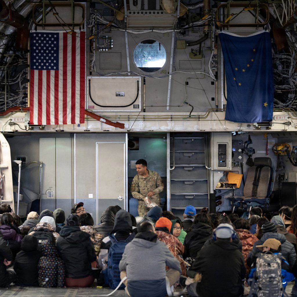 Tempesta in Alaska: Gli Evacuati Affrontano una Nuova Realtà senza Possibilità di Ritorno a Casa