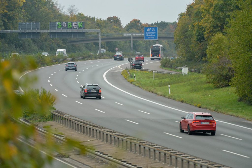 Chiusura dell&#039;autostrada A44 in Nord Reno-Westfalia rinviata a causa del maltempo: cosa significa per gli automobilisti e l&#039;economia locale