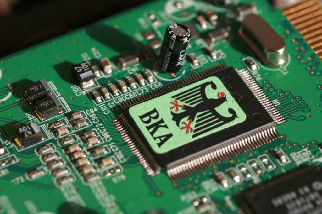 Frau aus NRW öffnet „BKA“ die Tür – weniger später ist sie eine Riesensumme los