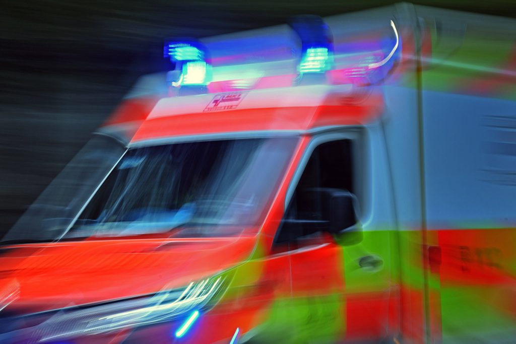 Tragedia a una festa in Renania Settentrionale-Vestfalia: la disperata ricerca di risposte per il giovane Nils