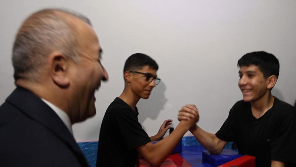 Öğrencinin bilek güreşi davetine Vali&#039;den güldüren cevap: Karizmayı çizdirmeyelim