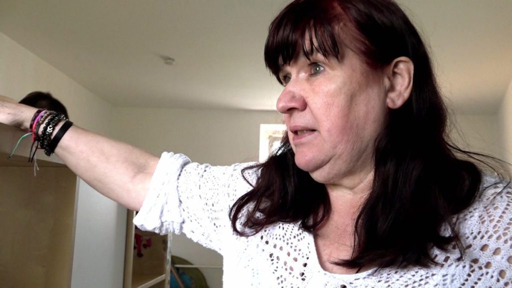 Una donna trova lavoro dopo aver ricevuto il sussidio di disoccupazione ma guadagna meno di prima