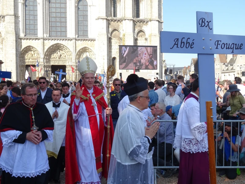 Vescovo francese contro l&#039;eutanasia: &quot;Non uccidere&quot; è una legge immemorabile che va rispettata

Approfondimento
La questione dell&#039;eutanasia e del suicidio assistito è un tema molto dibattuto in Francia e in altri paesi. La posizione del vescovo di Chartres riflette la posizione della Chiesa cattolica su questo tema, che considera l&#039;eutanasia e il suicidio assistito come contrari alla legge di Dio e alla dignità umana.

Possibili Conseguenze
La legalizzazione dell&#039;eutanasia e del suicidio assistito in Francia potrebbe avere conseguenze significative sulla società e sulla cultura del paese. Potrebbe portare a una maggiore accettazione della morte come soluzione ai problemi di salute e potrebbe influenzare la percezione della vita e della morte nella società.

Opinione
La questione dell&#039;eutanasia e del suicidio assistito è un tema complesso e controverso. Mentre alcuni sostengono che la scelta di porre fine alla propria vita debba essere rispettata, altri ritengono che la vita sia un dono sacro che non debba essere tolto. La posizione del vescovo di Chartres riflette la posizione della Chiesa cattolica su questo tema, ma è importante considerare anche le opinioni e le prospettive di altri gruppi e individui.

Analisi Critica dei Fatti
La lettera del vescovo di Chartres solleva importanti questioni sulla dignità umana e sul valore della vita. È importante considerare le conseguenze potenziali della legalizzazione dell&#039;eutanasia e del suicidio assistito e valutare le implicazioni etiche e morali di tali pratiche.

Relazioni con altri fatti
La questione dell&#039;eutanasia e del suicidio assistito è collegata ad altri temi, come la cura palliativa e il sostegno ai malati terminali. È importante considerare le relazioni tra questi temi e valutare le implicazioni per la società e la cultura.

Contesto storico
La questione dell&#039;eutanasia e del suicidio assistito ha una lunga storia e ha sido oggetto di dibattito in molti paesi. La posizione del vescovo di Chartres riflette la posizione della Chiesa cattolica su questo tema, che si è evoluta nel corso dei secoli.

Fonti
La fonte di questo articolo è ACI Prensa, partner di notizie in lingua spagnola di CNA. L&#039;articolo è stato tradotto e adattato da CNA.
