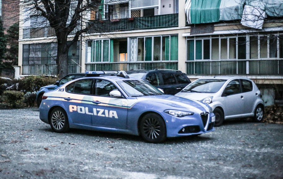 Uomo di 34 anni arrestato a Catania per violenze sulla moglie malata: un caso di violenza domestica particolarmente grave e preoccupante

Arresto e violenze
La polizia di Catania ha arrestato un uomo di 34 anni, noto alle forze dell&#039;ordine, per aver aggredito violentemente la moglie di 31 anni, che era malata e reduce da un&#039;operazione. L&#039;uomo ha colpito la moglie con calci, pugni e schiaffi, causandole gravi ferite, tra cui la frattura delle ossa nasali e un grave trauma cranico.

Le violenze e l&#039;intervento della polizia a Catania
I poliziotti sono intervenuti dopo che la donna aveva chiamato i soccorsi, ma la telefonata si era interrotta perché l&#039;uomo era tornato nella stanza. Gli agenti hanno raggiunto la donna, che era a terra priva di sensi, e l&#039;hanno soccorsa. Dopo aver aperto la porta, la donna si è accasciata nuovamente a terra, sorretta dagli agenti che hanno chiesto l&#039;immediato intervento dei sanitari del 118.

Approfondimento
Le indagini hanno rivelato che l&#039;uomo aveva già una storia di violenze nei confronti della moglie, che aveva minimizzato gli episodi per paura di ritorsioni. La donna non aveva mai denunciato le violenze, ma dopo l&#039;ultimo episodio ha deciso di parlare con la polizia. Le immagini di videosorveglianza hanno mostrato l&#039;uomo mentre aggredisce la moglie, strattonandola per i capelli e picchiandola brutalmente.

Possibili Conseguenze
L&#039;uomo è stato arrestato per lesioni personali gravi e condotto in carcere in attesa del giudizio di convalida. La donna è stata ricoverata in ospedale per le gravi ferite riportate e le è stato prescritto un periodo di riposo assoluto di 45 giorni. La prognosi non è ancora stata sciolta a causa dell&#039;evoluzione del quadro clinico compromesso.

Opinione
Questo caso di violenza domestica è particolarmente grave e preoccupante, soprattutto perché la donna era già malata e reduce da un&#039;operazione. È importante che le donne che subiscono violenze denuncino gli episodi e cercano aiuto, senza minimizzare o nascondere la verità.

Analisi Critica dei Fatti
Le indagini hanno rivelato che l&#039;uomo aveva già una storia di violenze nei confronti della moglie, ma la donna non aveva mai denunciato gli episodi. Questo caso mostra come la violenza domestica possa essere un problema difficile da affrontare, soprattutto quando le donne hanno paura di ritorsioni o di non essere credute.

Relazioni con altri fatti
Questo caso di violenza domestica è solo uno dei tanti che si verificano ogni giorno in Italia. È importante che le autorità e la società civile prendano misure per prevenire e contrastare la violenza domestica, proteggendo le donne e i bambini che ne sono vittime.

Contesto storico
La violenza domestica è un problema che affligge la società da secoli, ma solo negli ultimi anni si è iniziato a parlare apertamente di questo tema. È importante che le donne e gli uomini lavorino insieme per prevenire e contrastare la violenza domestica, creando una società più giusta e più sicura per tutti.

Fonti
Questo articolo proviene da LaPresse e può essere letto in originale al seguente link: Catania, calci e pugni alla moglie malata: arrestato il marito