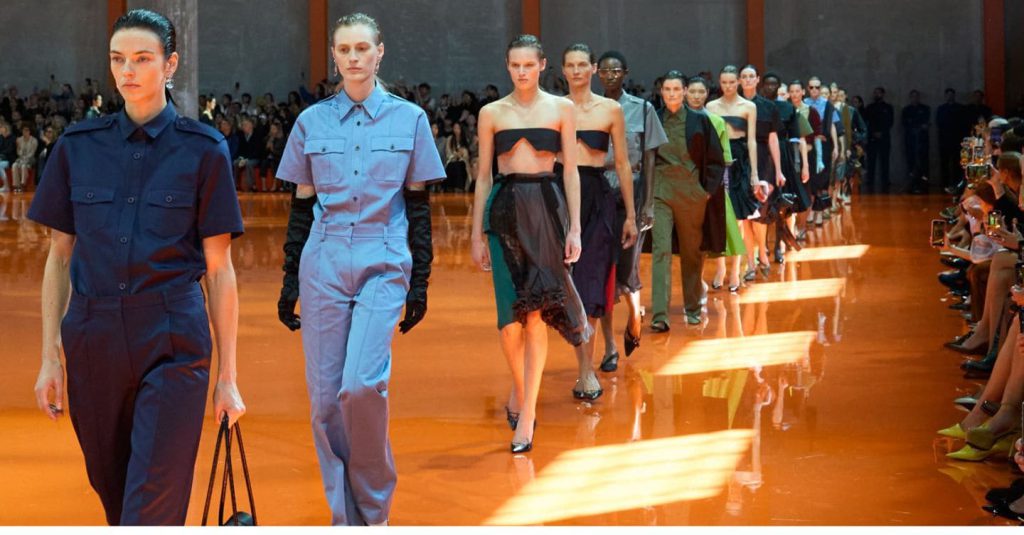 Prada registra un aumento del 9% dei ricavi nei primi nove mesi del 2025, con un fatturato di 4,070 miliardi di euro