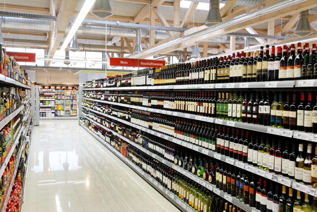 Le Piccole Imprese in Difficoltà: La Concorrenza dei Grandi Gruppi Commerciali e le Possibili Conseguenze per l&#039;Economia Locale

Introduzione
Le piccole imprese stanno attraversando un momento difficile a causa della crescente concorrenza dei grandi gruppi commerciali come Rewe, Edeka e altri, che sembrano essere sempre più competitivi e mettono a rischio la sopravvivenza delle aziende più piccole.

Approfondimento
La situazione delle piccole imprese è sempre più precaria a causa della concorrenza dei grandi gruppi commerciali, che sta aumentando e potrebbe avere conseguenze negative per le aziende più piccole. È fondamentale comprendere le cause di questa situazione e trovare soluzioni per supportare le piccole imprese.

Possibili Conseguenze
Se le piccole imprese non riescono a competere con i grandi gruppi, potrebbero essere costrette a chiudere o a ridurre drasticamente le loro attività, con conseguenze negative sull&#039;occupazione e sull&#039;economia locale. Ciò potrebbe anche portare a una perdita di diversità e di competitività nel mercato.

Opinione
È opinione comune che i grandi gruppi commerciali abbiano più risorse e più potere di mercato rispetto alle piccole imprese, e che ciò possa essere un fattore determinante nella concorrenza. Tuttavia, è importante considerare anche le strategie e le azioni che le piccole imprese possono intraprendere per competere con i grandi gruppi.

Analisi Critica dei Fatti
È importante analizzare criticamente la situazione e considerare i fattori che contribuiscono alla difficoltà delle piccole imprese, come la concorrenza dei grandi gruppi, le politiche economiche e le condizioni di mercato. Ciò può aiutare a identificare le soluzioni più efficaci per supportare le piccole imprese.

Relazioni con altri fatti
La situazione delle piccole imprese è legata ad altri fattori economici e sociali, come la disoccupazione, la povertà e la disuguaglianza. È importante considerare queste relazioni per comprendere appieno la situazione e trovare soluzioni che possano avere un impatto positivo su tutta la società.

Contesto storico
La concorrenza tra piccole imprese e grandi gruppi commerciali non è un fenomeno nuovo, ma la situazione attuale sembra essere particolarmente difficile per le piccole imprese a causa della crescente concorrenza e delle condizioni di mercato. È importante considerare il contesto storico per comprendere le cause profonde della situazione e trovare soluzioni a lungo termine.

Fonti
Fonte: Sito della fonte RSS