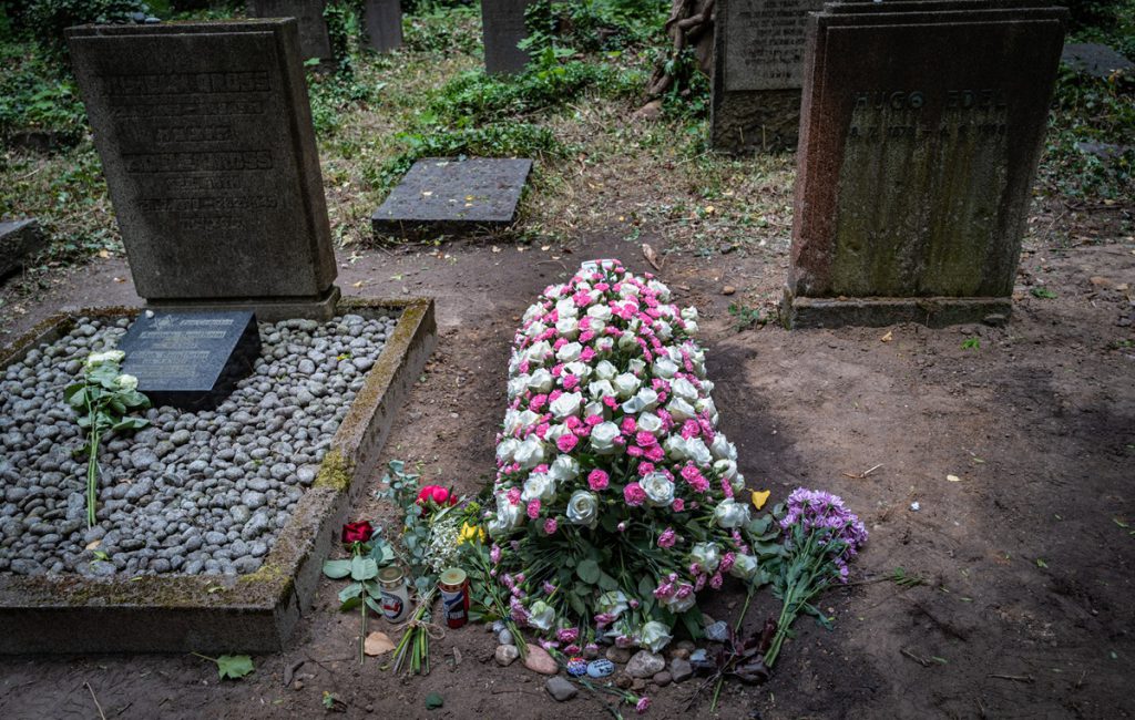 Misteriosa emergenza in un cimitero della Ruhr: una donna perde il respiro mentre visita la tomba del marito