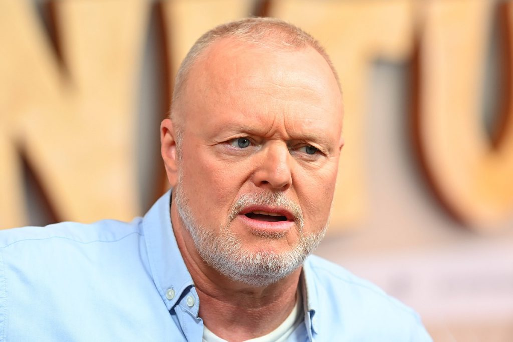 Stefan Raab sotto attacco: i fan di un noto artista lo accusano di irrispettosità dopo alcuni commenti controversi