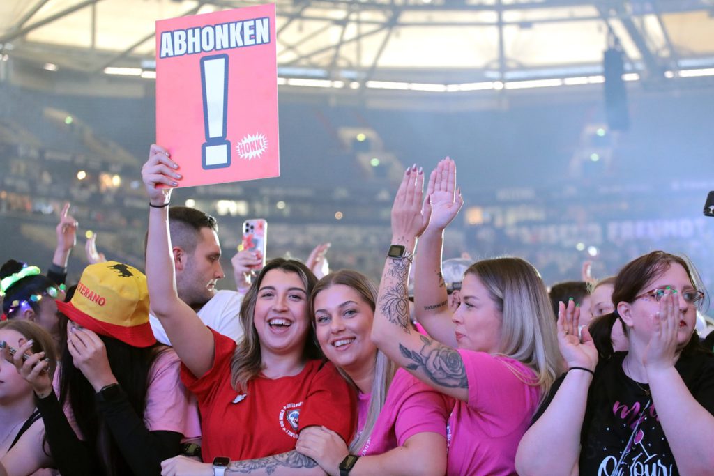 Festa Olé auf Schalke alla Veltins-Arena scatena dibattito dopo il gesto inaspettato di un cantante sul palco