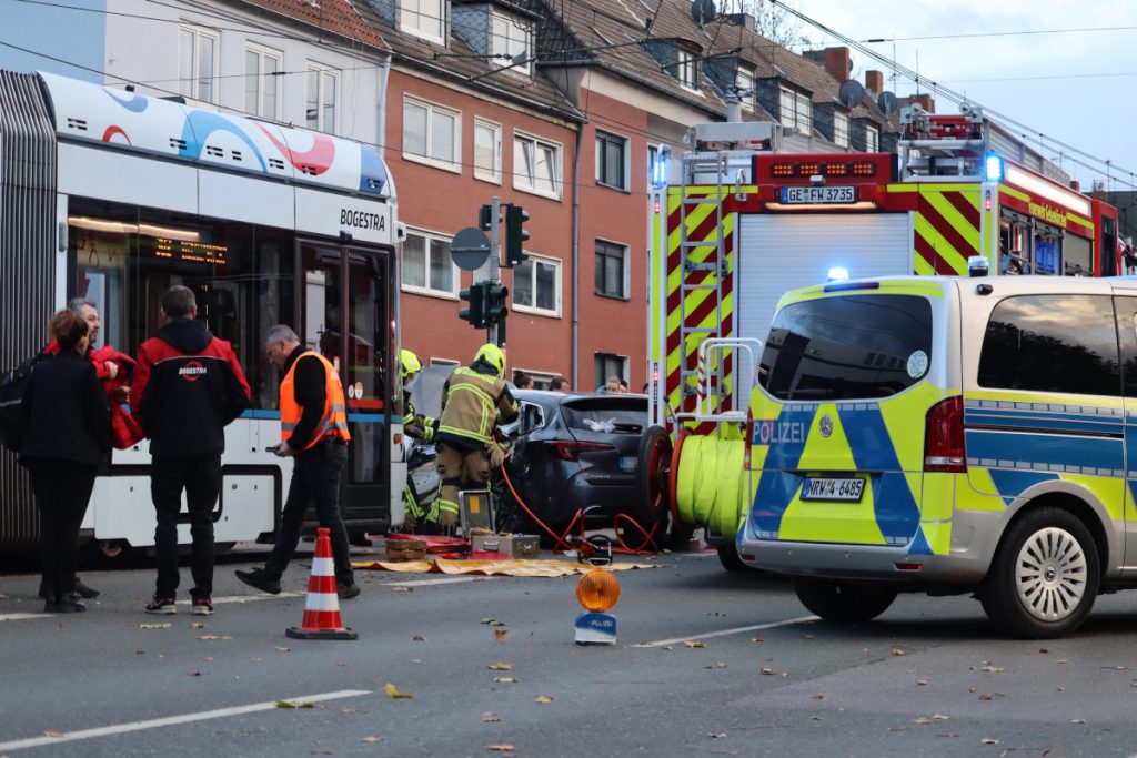 Unfall-Chaos auf dem Weg zum Schalke-Spiel! Straßenbahn verunglückt