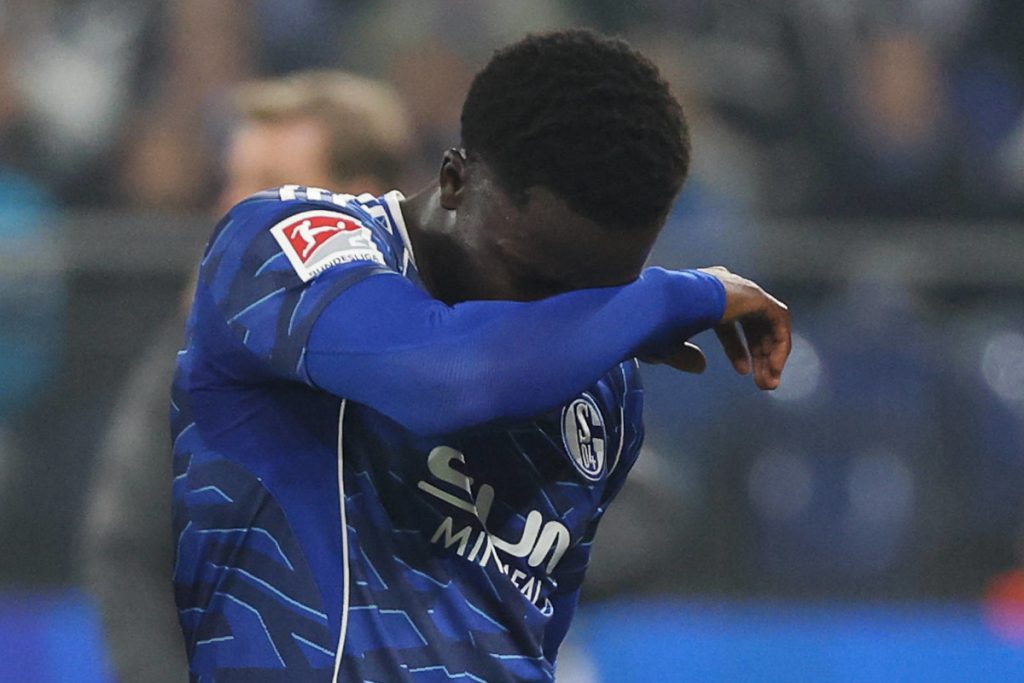 Zum schlechtesten Zeitpunkt – Schalke-Neuzugang erlebt bitteren Rückschlag