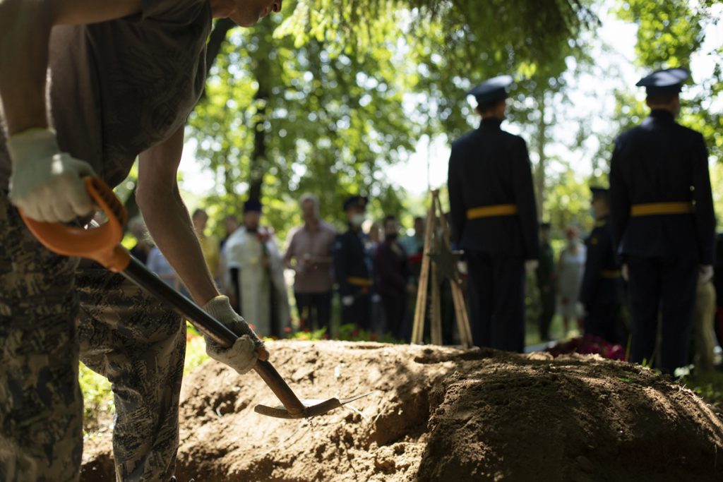 Scoperta sensazionale vicino a Stoccolma: un uomo trova un tesoro secolare scavando nel terreno alla ricerca di lombrichi